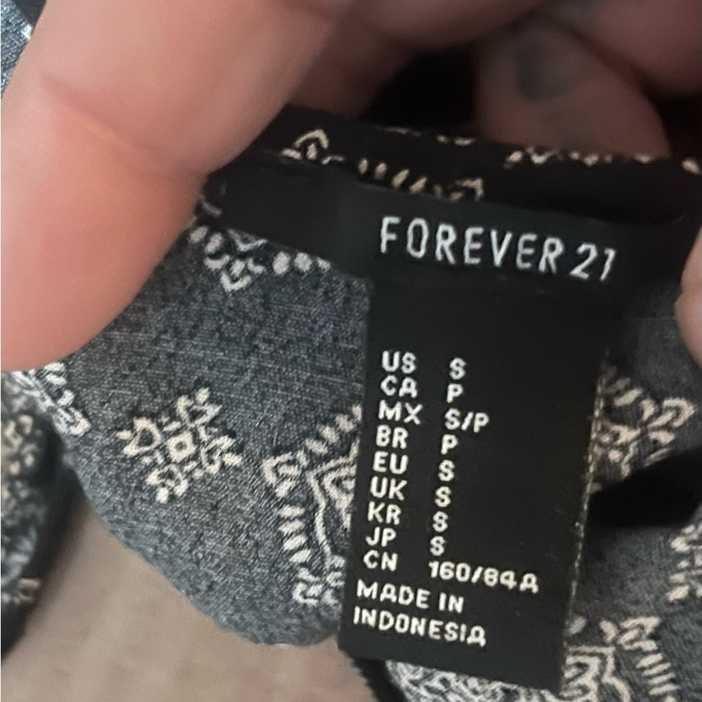 Traded* Forever 21 Black Sleeveless Cris Cross Crop Top - Picture 4 of 4